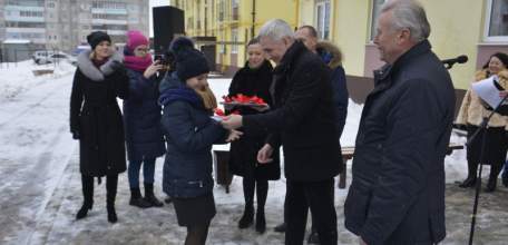 В Ельце вручили ключи от квартир детям-сиротам