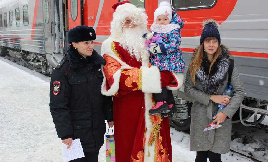Елецкий ЛО МВД России на транспорте присоединился к Всероссийской акции «Полицейский Дед Мороз»