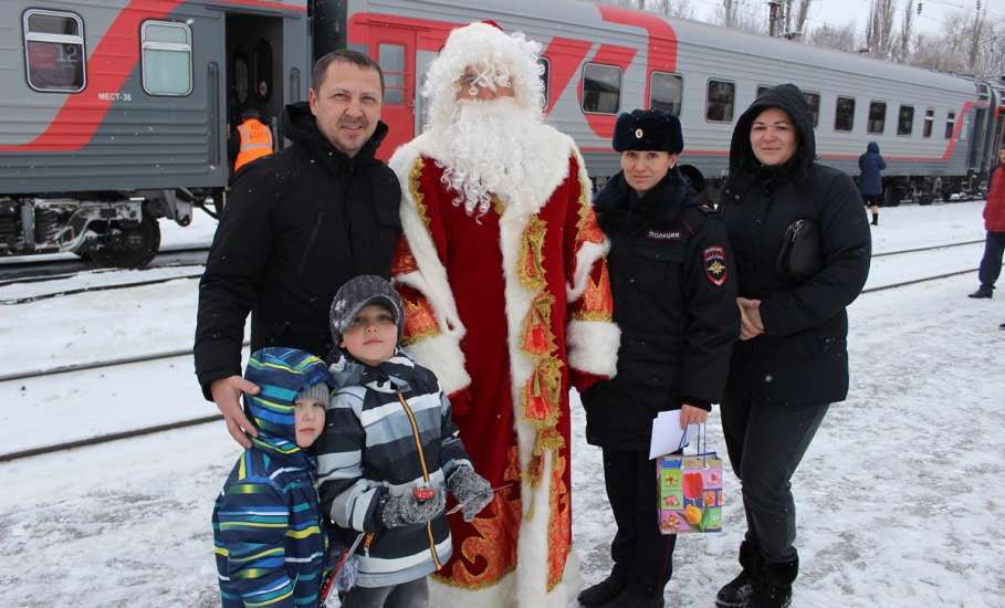 Елецкий ЛО МВД России на транспорте присоединился к Всероссийской акции «Полицейский Дед Мороз»