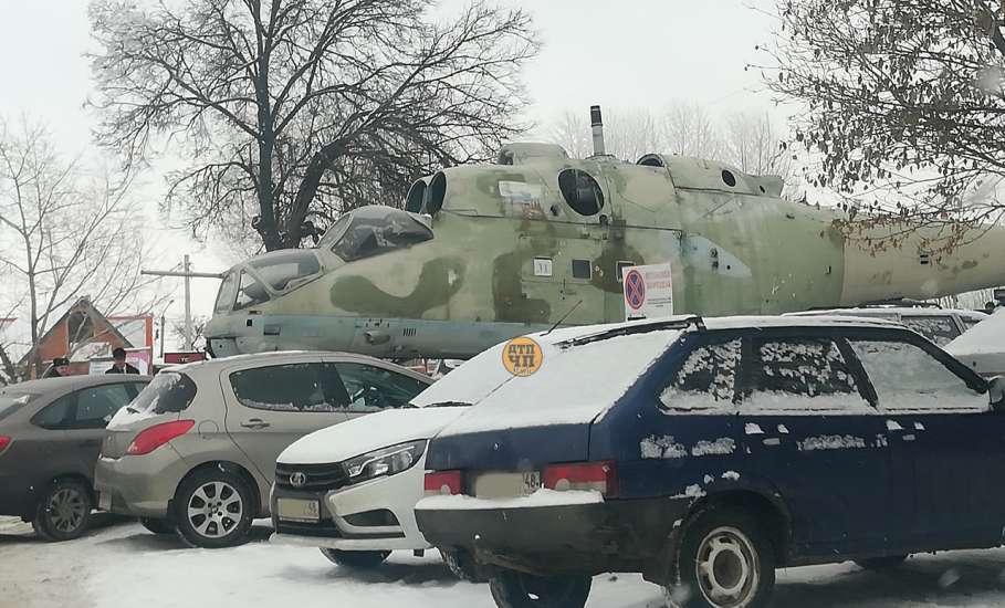 В город Елец доставили вертолёт Ми-24