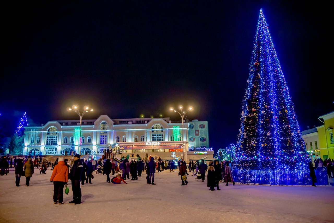 Новогодний липецк. Площадь города Елец. Елец елка на площади. Елец площадь Ленина новый год. Елка Елец 2019.