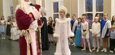 Воспитанники хореографического отделения Детской школы искусств подарили детям новогоднюю сказку