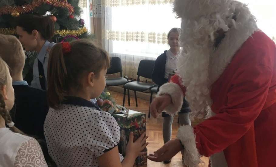 Сотрудники Елецкого ЛО МВД России на транспорте поздравили детей из многодетных семей с наступающим Новым годом