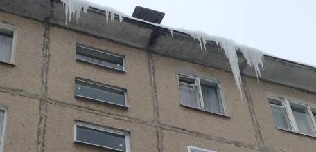 В региональном СКР коммунальщиков предупредили об уголовной ответственности в случае травмирования людей упавшими сосульками