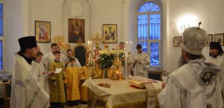 В Рождественский сочельник епископ Максим возглавил Божественную литургию в храме Спаса Нерукотворного