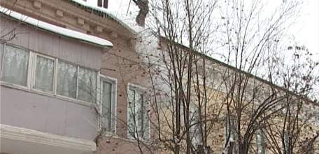 Наледь, свисающая с крыш и огромные сосульки - угроза безопасности людей: как справляются управляющие компании с зимней напастью?
