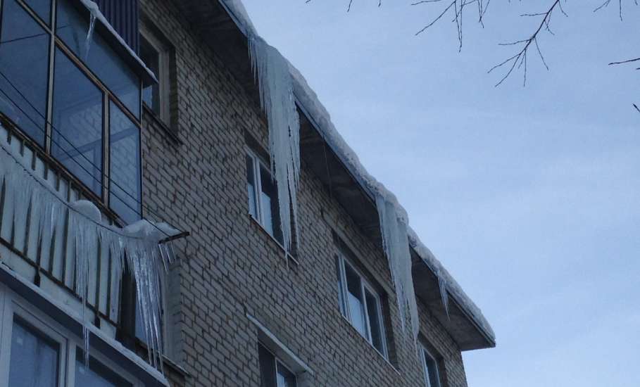 Огромные сосульки висят на крышах домов по улице Коммунаров