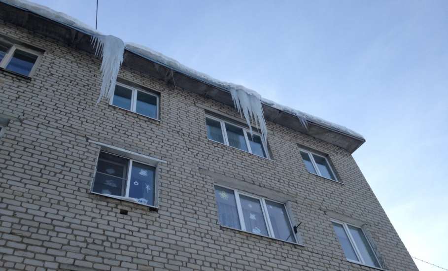 Огромные сосульки висят на крышах домов по улице Коммунаров
