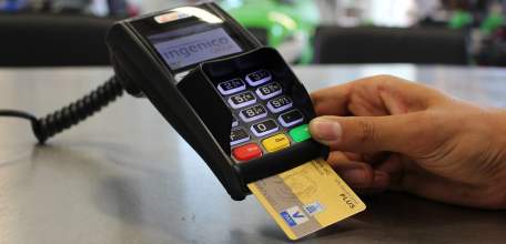 Сотрудниками полиции задержан неработающий ельчанин, укравший банковскую карту