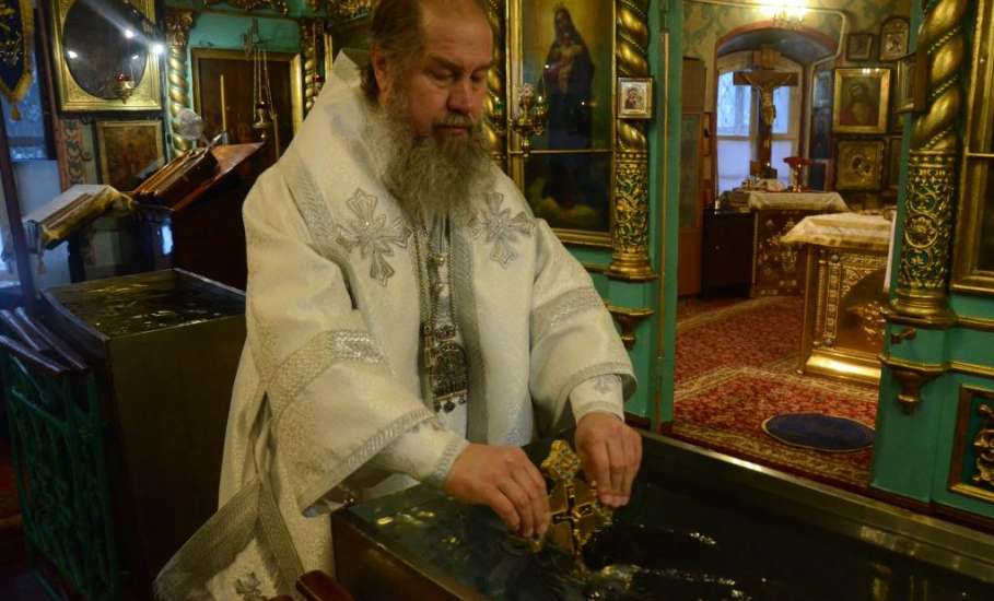 Епископ Максим возглавил богослужения навечерия Крещения Господня
