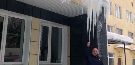 Прокуроры привлекают собственников нежилых зданий и сооружений к административной ответственности за непринятие мер по очистке кровли зданий от снега и наледи