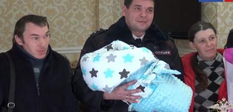 Роды на вокзале: родившегося мальчика родители назвали в честь полицейского Олегом