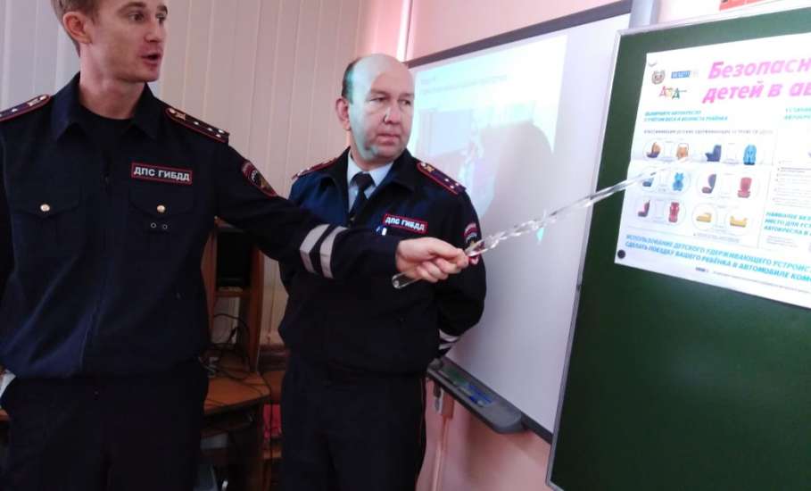 Сотрудники ОГИБДД Елецкого района провели занятие по ПДД в школе посёлка Солидарность