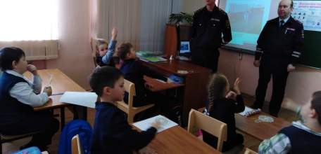 Сотрудники ОГИБДД Елецкого района провели занятие по ПДД в школе посёлка Солидарность
