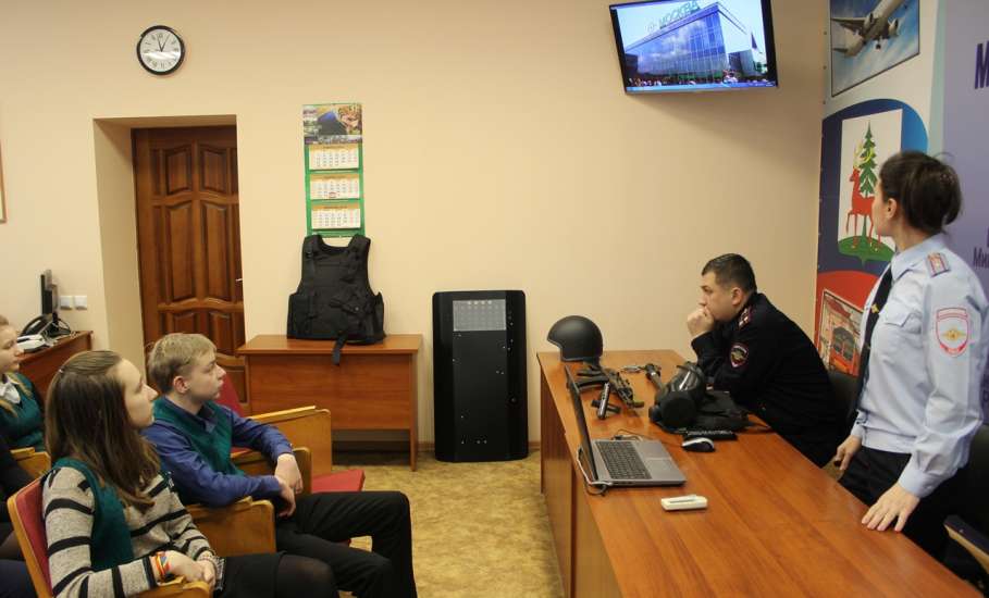 Школьники посетили Елецкий ЛО МВД России на транспорте в рамках профориентации