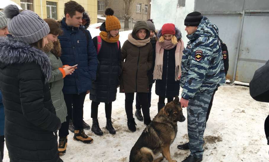 Школьники посетили Елецкий ЛО МВД России на транспорте в рамках профориентации