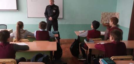 Сотрудники елецкой полиции провели для школьников лицея №5 уроки правовых знаний