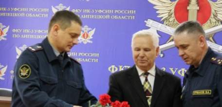 Сотрудники исправительной колонии №3 поздравили ветерана УИС, блокадника, с 75-й годовщиной полного освобождения Ленинграда от фашистских захватчиков