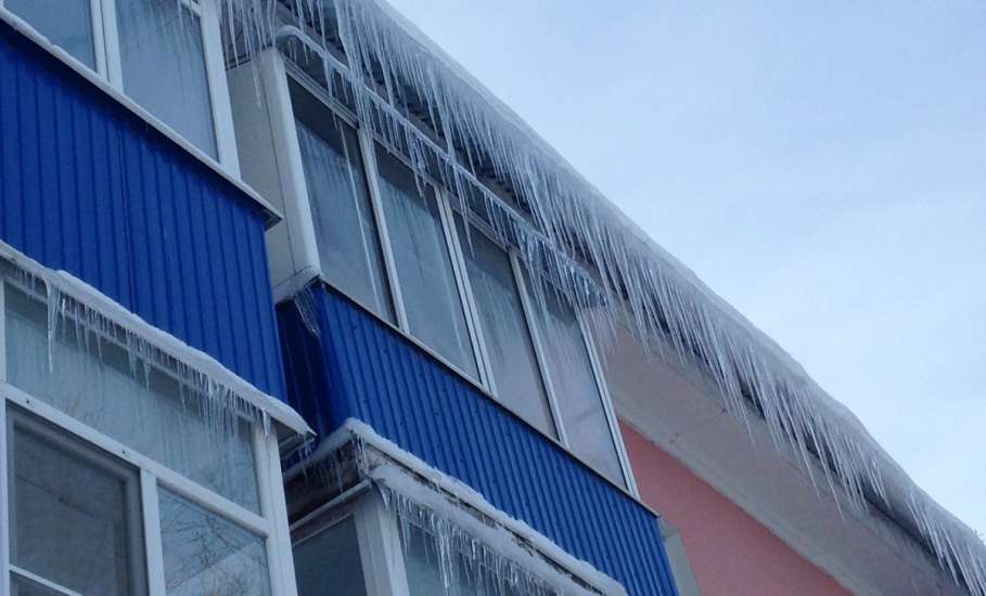 За несвоевременное очищение крыш многоквартирных домов от снега и наледи управляющие компании Ельца будут оштрафованы