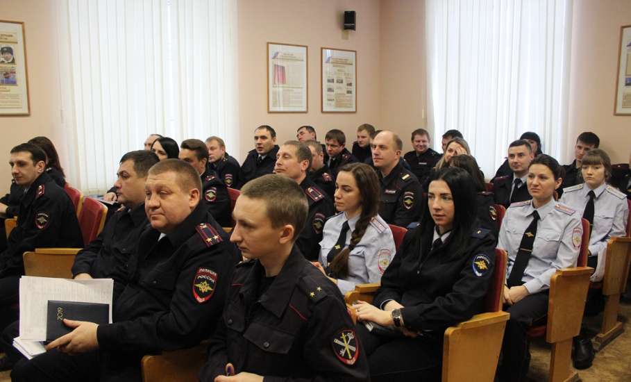 В Елецком линейном отделе МВД России на транспорте проходят уроки мужества