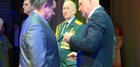 Накануне Дня защитника Отечества в городском дворце культуры ельчанам вручили награды