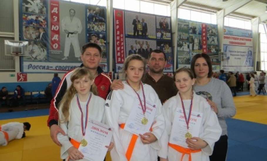 Спортсменки из Елецкого района успешно выступили на соревнованиях по дзюдо в Брянской области