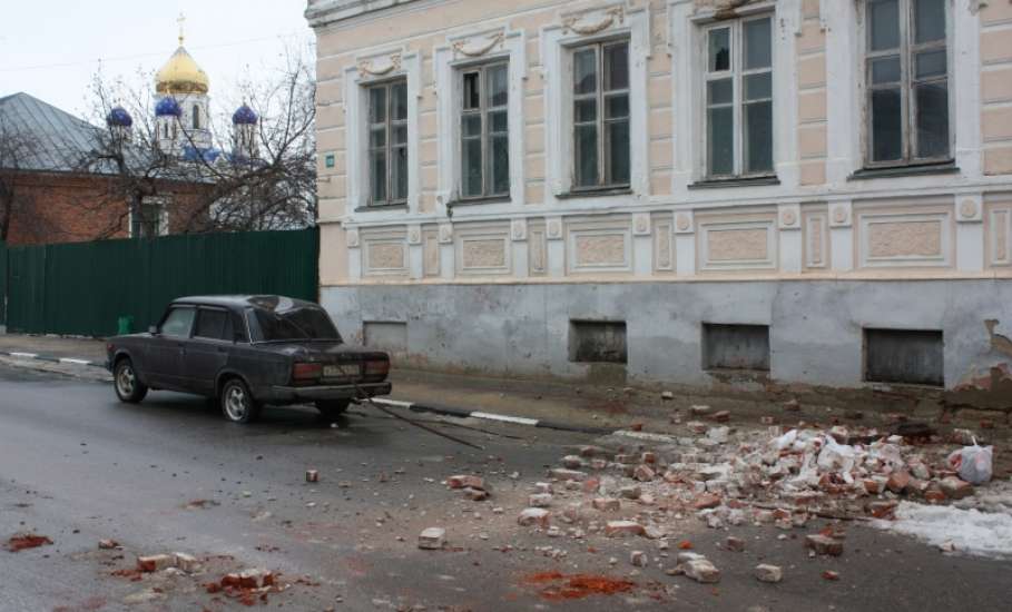 В центре Ельца произошло обрушение декоративного элемента с фасада здания