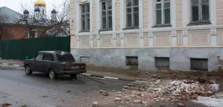 В центре Ельца произошло обрушение декоративного элемента с фасада здания