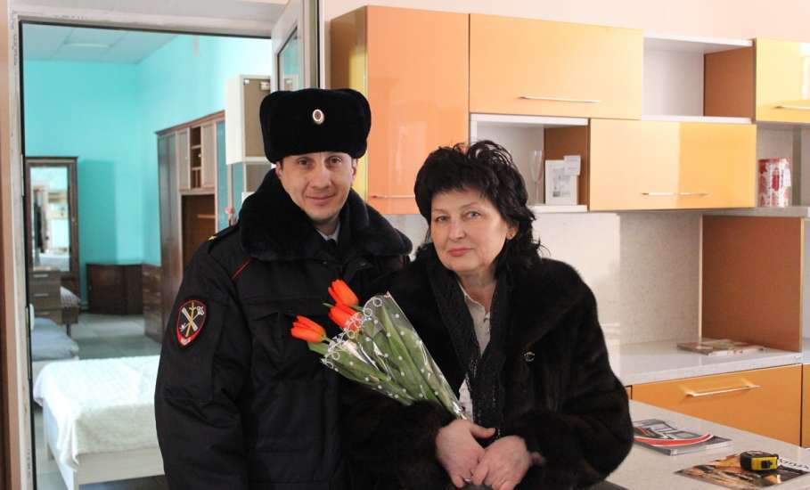 Коллеги мужчины Елецкого ЛО МВД России на транспорте поздравили сотрудниц с первым весенним праздником