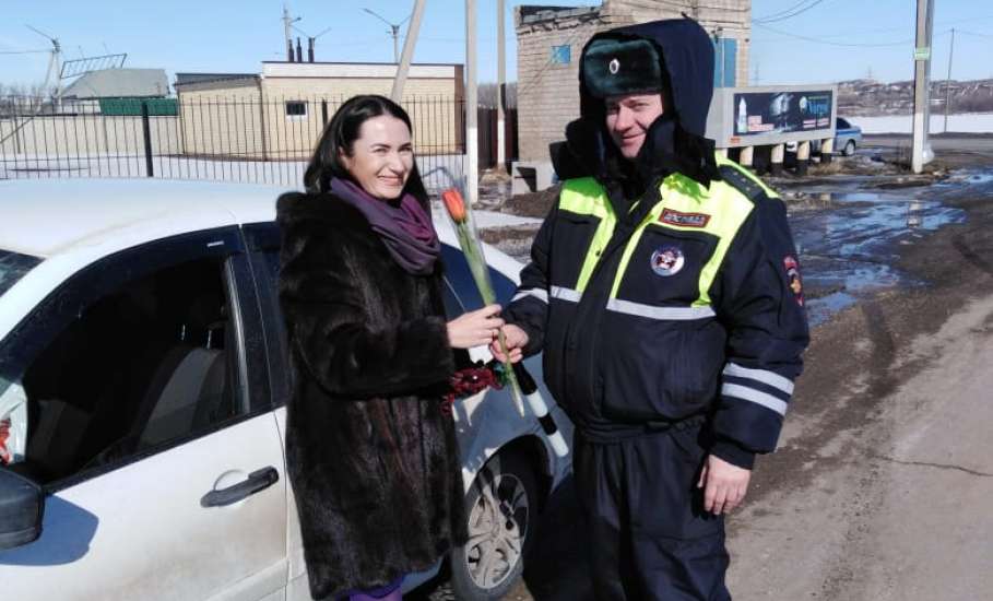В преддверии Международного женского дня сотрудники ОГИБДД ОМВД России по Елецкому району поздравляли с праздником участниц дорожного движения