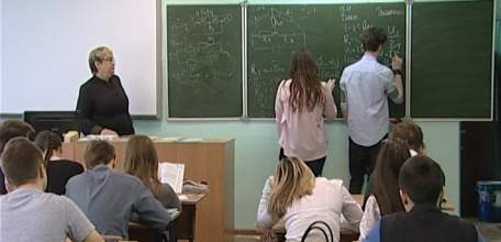 Учитель физики Наталья Австриевских удостоена медали Константина Ушинского и учёного звания «Советник Российской Академии естествознания»