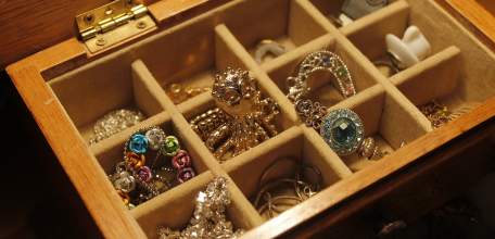 Сотрудниками елецкой полиции задержан местный житель за кражу золотых изделий