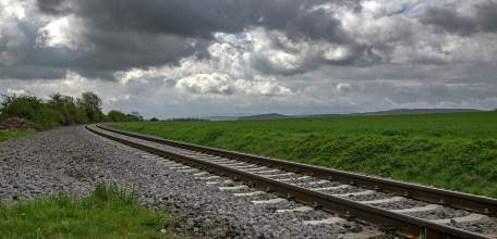 На железнодорожном пути станции Касторная-Восточная грузовым поездом смертельно травмирован 25-летний мужчина