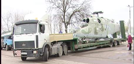 Операция «передислокация»: боевой вертолет МИ-24 – будущий экспонат музея военный техники – перевезли на покраску