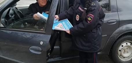 В Ельце автомобилистам напоминают о детских удерживающих устройствах