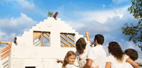 Многодетные семьи получат помощь в строительстве домов, заявил Игорь Артамонов