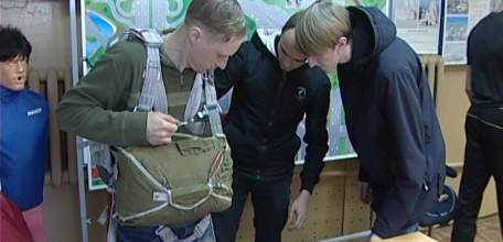 Три десятка ельчан на занятиях в парашютной секции ДОСААФ готовятся совершить свой первый прыжок