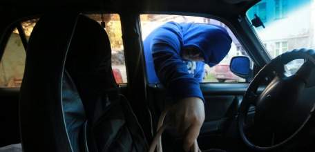 В Ельце возбуждено уголовное дело по факту хищения дамской сумки из автомобиля