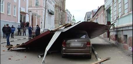 Сильным порывом снесло часть крыши дома в центре города Ельца