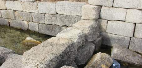 Вандалы закидали мусором природный питьевой источник Борки