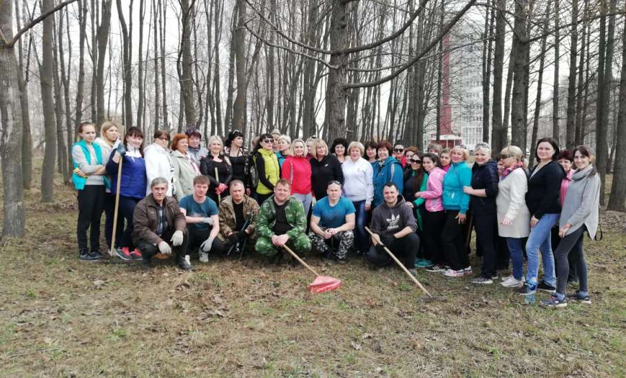 11 апреля эстафету субботников продолжили работники управления образования Ельца