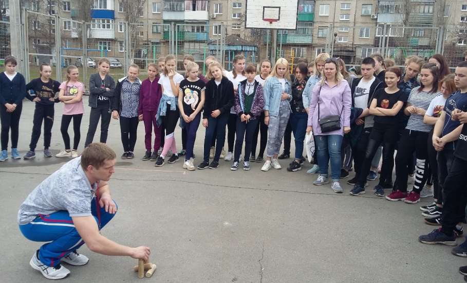 На спортплощадке по ул. Костенко, д. 44а в Ельце прошли соревнования по русским городкам в рамках круглогодичной дворовой спартакиады «Добрыня»