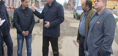 Глава города Ельца побывал на объектах, где уже идёт ремонт дорог или запланированы работы по благоустройству