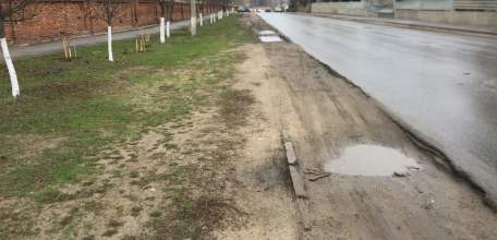 По улице Свердлова необходимо решить проблему парковки автомобилей!