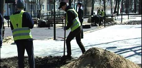 Посадили саженцы, начали перекладывать плитку: подрядчик устраняет недоработки в сквере Харченко