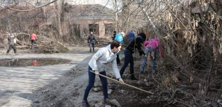 Волонтёрский десант «высадился» на территориях исторических зданий в Ельце