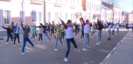 Танцевальным флешмобом в Ельце завершилась общегородская декада спорта