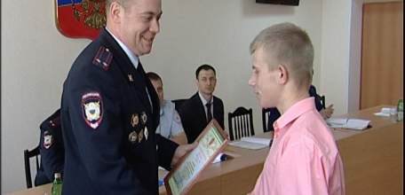 В ОМВД России по городу Ельцу наградили 17-летнего Александра Шалимова за помощь в поимке грабителей