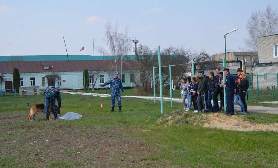 В исправительной колонии №4 для студентов Конь-Колодезского аграрного техникума организована экскурсия в питомник для собак