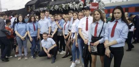 Студенты Елецкого железнодорожного техникума эксплуатации и сервиса встретили поезд Победы